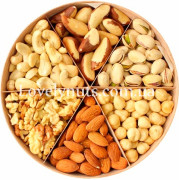 Дерев'яна горіхова коробка у складі з чищеним грецьким горіхом 700гр Дерев'яна горіхова коробка у складі з чищеним грецьким горіхом 700гр